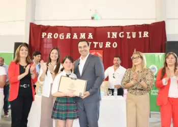 En Bella Vista, Valdés entregó notebooks garantizando la accesibilidad a la tecnología