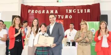 En Bella Vista, Valdés entregó notebooks garantizando la accesibilidad a la tecnología