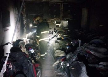 Un hombre resultó con el 80% del cuerpo quemado tras el incendio de un local de motos