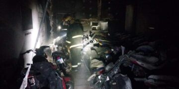 Un hombre resultó con el 80% del cuerpo quemado tras el incendio de un local de motos
