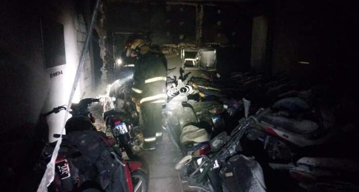 Un hombre resultó con el 80% del cuerpo quemado tras el incendio de un local de motos