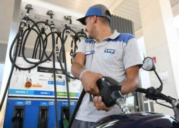 YPF analiza bajar el precio del combustible en octubre