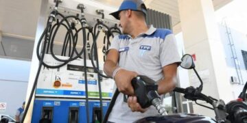 YPF analiza bajar el precio del combustible en octubre