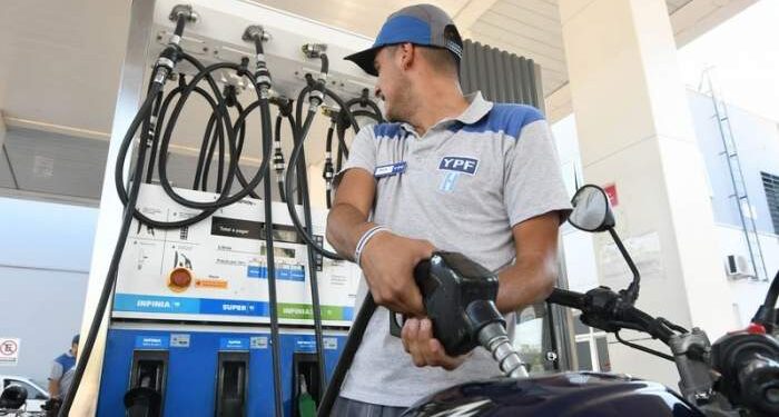 YPF analiza bajar el precio del combustible en octubre