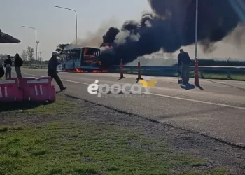 Se prendió fuego un colectivo en uno de los accesos a Corrientes
