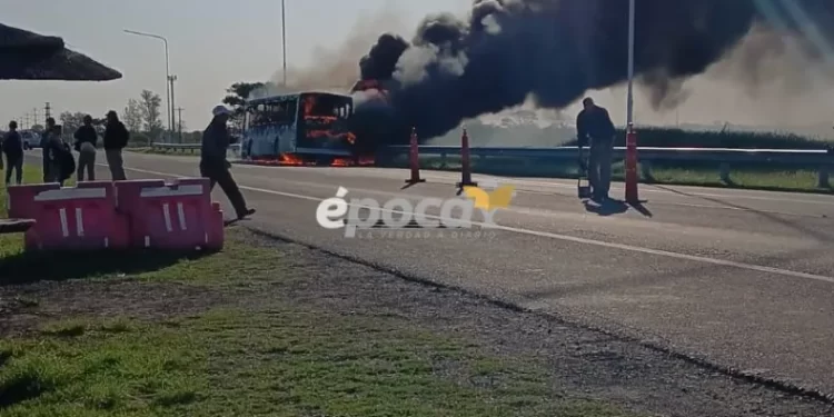 Se prendió fuego un colectivo en uno de los accesos a Corrientes