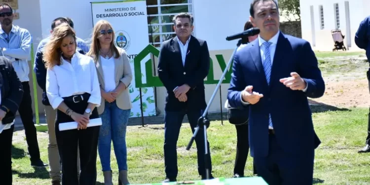 Gustavo Valdés entregó 10 viviendas en Cazadores Correntinos y anunció la construcción de otras 20