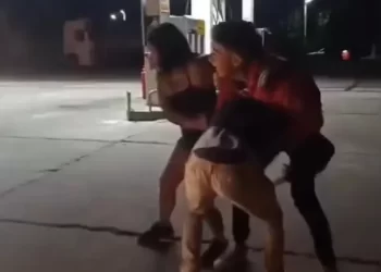 Violenta pelea entre jóvenes desata caos en estación de servicio Shell de Esquina