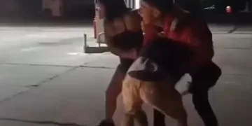 Violenta pelea entre jóvenes desata caos en estación de servicio Shell de Esquina