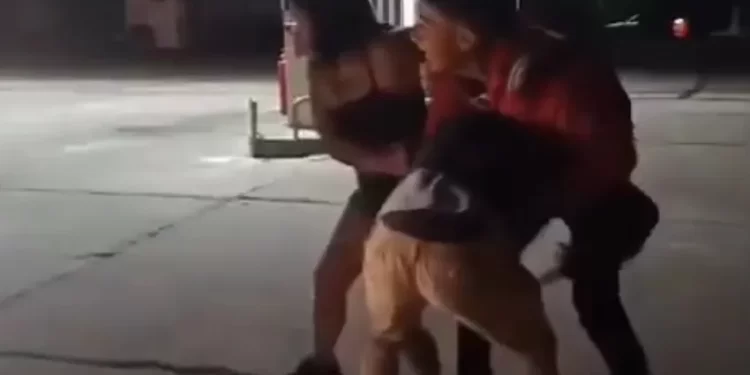 Violenta pelea entre jóvenes desata caos en estación de servicio Shell de Esquina