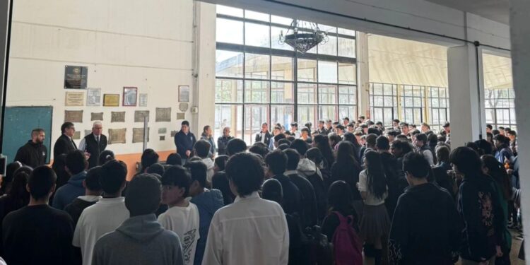 Mejora en el Entorno Educativo: Entrega de Aires Acondicionados a la Escuela Técnica.