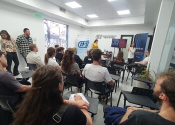 Charla sobre Finanzas y Emprendimiento para Jóvenes en Esquina