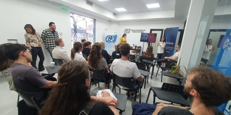 Charla sobre Finanzas y Emprendimiento para Jóvenes en Esquina