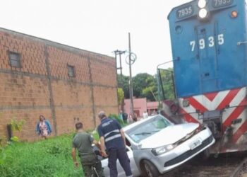 Un tren de carga chocó contra un automóvil en Santo Tomé