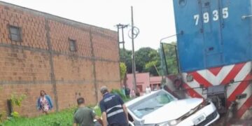 Un tren de carga chocó contra un automóvil en Santo Tomé