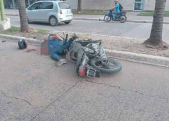 Sufrió traumatismo de cráneo al chocar en moto contra una palmera