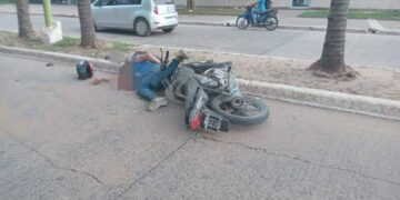 Sufrió traumatismo de cráneo al chocar en moto contra una palmera