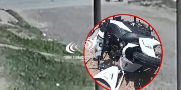 Patrullero dobló en “U” y una moto chocó de atrás a la camioneta