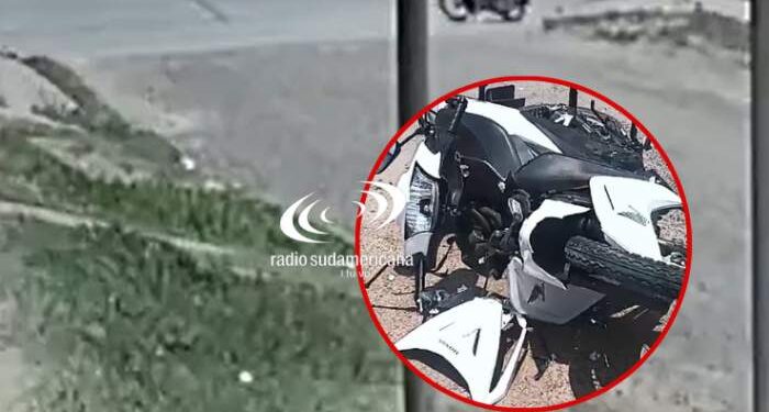 Patrullero dobló en “U” y una moto chocó de atrás a la camioneta