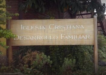 Brutal ataque a un sacerdote: dos adolescentes mezclaron químicos y los hicieron explotar durante una misa