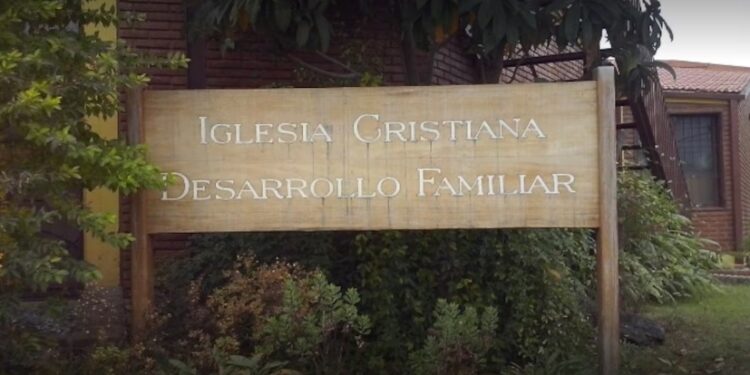 Brutal ataque a un sacerdote: dos adolescentes mezclaron químicos y los hicieron explotar durante una misa