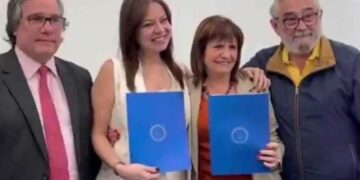 La ministra de Seguridad, Patricia Bullrich, anunció que a partir de 2025 se volverá a implementar el Servicio Cívico para jóvenes de entre 18 y 24 años “que no trabajan ni estudian”, y que inscribiéndose de manera voluntaria “recibirán herramientas y capacitación educativa” para facilitar su inserción en el mercado laboral.     Se trata de una iniciativa que Bullrich ya había llevado a cabo en 2019 cuando era ministra de esa misma área en el Gobierno de Mauricio Macri, y que quedó interrumpida con el cambio del Poder Ejecutivo en diciembre de ese año.  “Vamos a sacar a los jóvenes de las calles y alejarlos del delito y la droga. A todos los jóvenes de 18 a 24 años que no trabajan ni estudian, los vamos a convocar para brindarles formación en disciplina, respeto y valores”, señaló la ministra en su cuenta de la red X.  El programa se implementará “en colaboración con el Ministerio de Capital Humano” que encabeza Sandra Pettovello, junto a la cual Bullrich suscribió ayer un convenio para impulsar esta iniciativa, en la que también tomará parte la Gendarmería Nacional.  “De la mano de la Gendarmería Nacional y en colaboración con el Ministerio de Capital Humano (los jóvenes) recibirán herramientas y capacitación educativa y laboral”, indicó la titular de Seguridad.  Se trata de “una alternativa concreta para que puedan retomar sus estudios, acceder a un trabajo y construir un futuro con orden y oportunidades reales”, explicó.  Si bien se espera que en los próximos días el Ministerio de Seguridad dé mayores precisiones sobre la propuesta, fuentes de esa cartera indicaron que se trata de un servicio “voluntario” y que en una primera etapa de implementará en 11 ciudades del país.