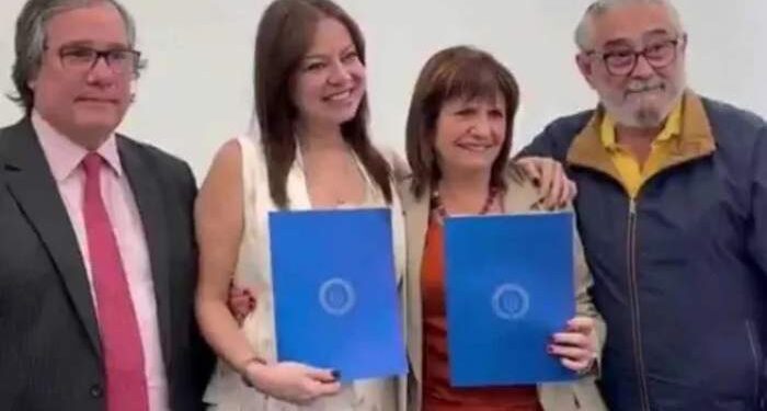 La ministra de Seguridad, Patricia Bullrich, anunció que a partir de 2025 se volverá a implementar el Servicio Cívico para jóvenes de entre 18 y 24 años “que no trabajan ni estudian”, y que inscribiéndose de manera voluntaria “recibirán herramientas y capacitación educativa” para facilitar su inserción en el mercado laboral. Se trata de una iniciativa que Bullrich ya había llevado a cabo en 2019 cuando era ministra de esa misma área en el Gobierno de Mauricio Macri, y que quedó interrumpida con el cambio del Poder Ejecutivo en diciembre de ese año. “Vamos a sacar a los jóvenes de las calles y alejarlos del delito y la droga. A todos los jóvenes de 18 a 24 años que no trabajan ni estudian, los vamos a convocar para brindarles formación en disciplina, respeto y valores”, señaló la ministra en su cuenta de la red X. El programa se implementará “en colaboración con el Ministerio de Capital Humano” que encabeza Sandra Pettovello, junto a la cual Bullrich suscribió ayer un convenio para impulsar esta iniciativa, en la que también tomará parte la Gendarmería Nacional. “De la mano de la Gendarmería Nacional y en colaboración con el Ministerio de Capital Humano (los jóvenes) recibirán herramientas y capacitación educativa y laboral”, indicó la titular de Seguridad. Se trata de “una alternativa concreta para que puedan retomar sus estudios, acceder a un trabajo y construir un futuro con orden y oportunidades reales”, explicó. Si bien se espera que en los próximos días el Ministerio de Seguridad dé mayores precisiones sobre la propuesta, fuentes de esa cartera indicaron que se trata de un servicio “voluntario” y que en una primera etapa de implementará en 11 ciudades del país.