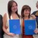 La ministra de Seguridad, Patricia Bullrich, anunció que a partir de 2025 se volverá a implementar el Servicio Cívico para jóvenes de entre 18 y 24 años “que no trabajan ni estudian”, y que inscribiéndose de manera voluntaria “recibirán herramientas y capacitación educativa” para facilitar su inserción en el mercado laboral. Se trata de una iniciativa que Bullrich ya había llevado a cabo en 2019 cuando era ministra de esa misma área en el Gobierno de Mauricio Macri, y que quedó interrumpida con el cambio del Poder Ejecutivo en diciembre de ese año. “Vamos a sacar a los jóvenes de las calles y alejarlos del delito y la droga. A todos los jóvenes de 18 a 24 años que no trabajan ni estudian, los vamos a convocar para brindarles formación en disciplina, respeto y valores”, señaló la ministra en su cuenta de la red X. El programa se implementará “en colaboración con el Ministerio de Capital Humano” que encabeza Sandra Pettovello, junto a la cual Bullrich suscribió ayer un convenio para impulsar esta iniciativa, en la que también tomará parte la Gendarmería Nacional. “De la mano de la Gendarmería Nacional y en colaboración con el Ministerio de Capital Humano (los jóvenes) recibirán herramientas y capacitación educativa y laboral”, indicó la titular de Seguridad. Se trata de “una alternativa concreta para que puedan retomar sus estudios, acceder a un trabajo y construir un futuro con orden y oportunidades reales”, explicó. Si bien se espera que en los próximos días el Ministerio de Seguridad dé mayores precisiones sobre la propuesta, fuentes de esa cartera indicaron que se trata de un servicio “voluntario” y que en una primera etapa de implementará en 11 ciudades del país.