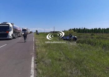 Choque fatal entre un camión y dos automóviles: un muerto y heridos