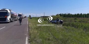 Choque fatal entre un camión y dos automóviles: un muerto y heridos