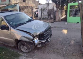 Arrancaron un poste de luz a toda velocidad: estaban borrachos
