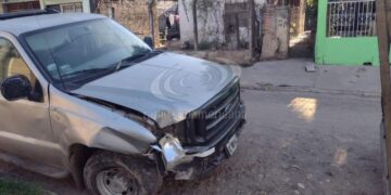 Arrancaron un poste de luz a toda velocidad: estaban borrachos