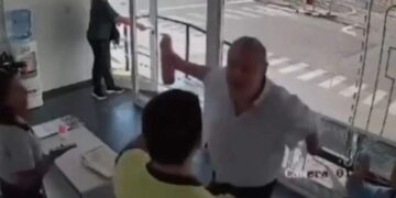 Periodista atacó a agentes de tránsito con un matafuegos porque no pudo renovar el registro