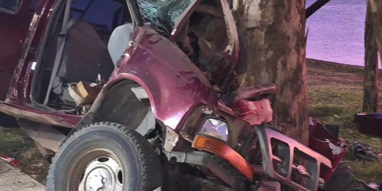Una camioneta se estrelló contra un árbol en Monte Caseros y hay dos heridos graves