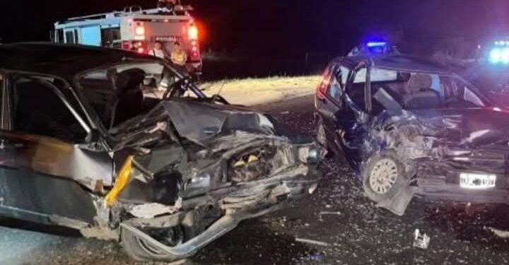 #Esquina: violento choque de dos autos deja a dos personas con fuertes lesiones