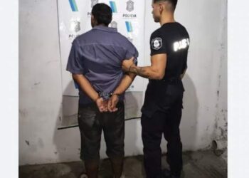 Un hombre mató a puñaladas a una mujer y atacó a otras dos personas