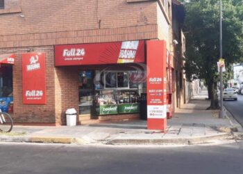 Tomaba una cerveza en un kiosco y un hombre lo apuñaló