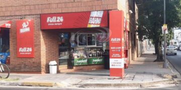 Tomaba una cerveza en un kiosco y un hombre lo apuñaló