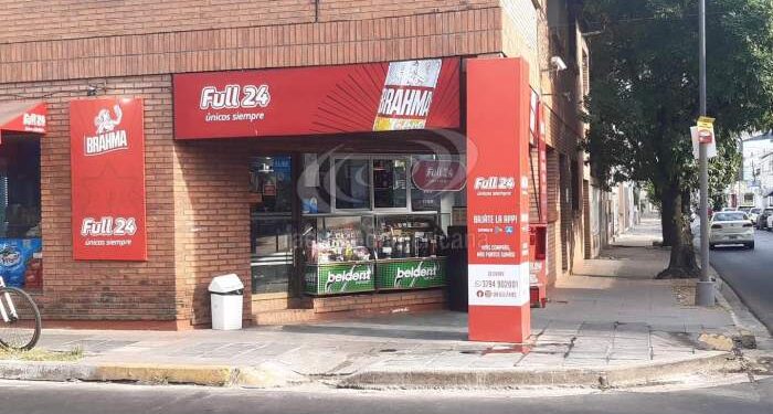 Tomaba una cerveza en un kiosco y un hombre lo apuñaló