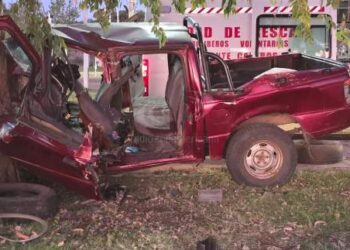 Destrozaron su camioneta contra un árbol y resultaron heridos