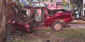Destrozaron su camioneta contra un árbol y resultaron heridos