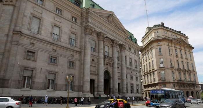 La Justicia suspendió el decreto que transforma al Banco Nación en S.A.