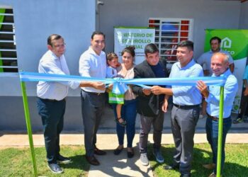 Valdés entregó viviendas en Guaviraví y firmó Convenio para construir más
