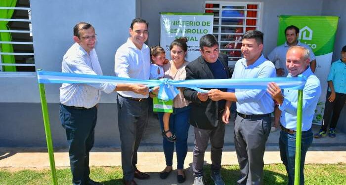 Valdés entregó viviendas en Guaviraví y firmó Convenio para construir más