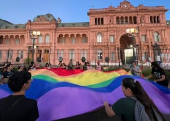 Prohibirá los tratamientos de cambio de género para menores de 18 años