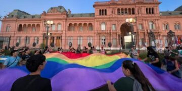 Prohibirá los tratamientos de cambio de género para menores de 18 años