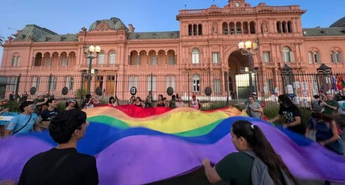 Prohibirá los tratamientos de cambio de género para menores de 18 años