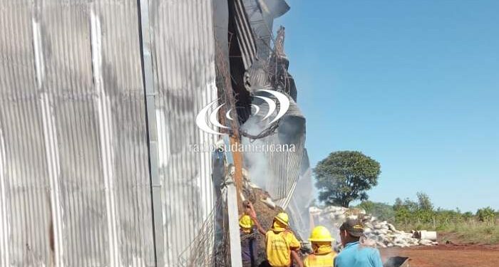 Incendio en la yerbatera Playadito: casi 24 horas para frenar el fuego
