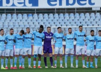 Hicieron un minuto de silencio por un ex jugador que estaba vivo y de fiesta