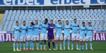 Hicieron un minuto de silencio por un ex jugador que estaba vivo y de fiesta